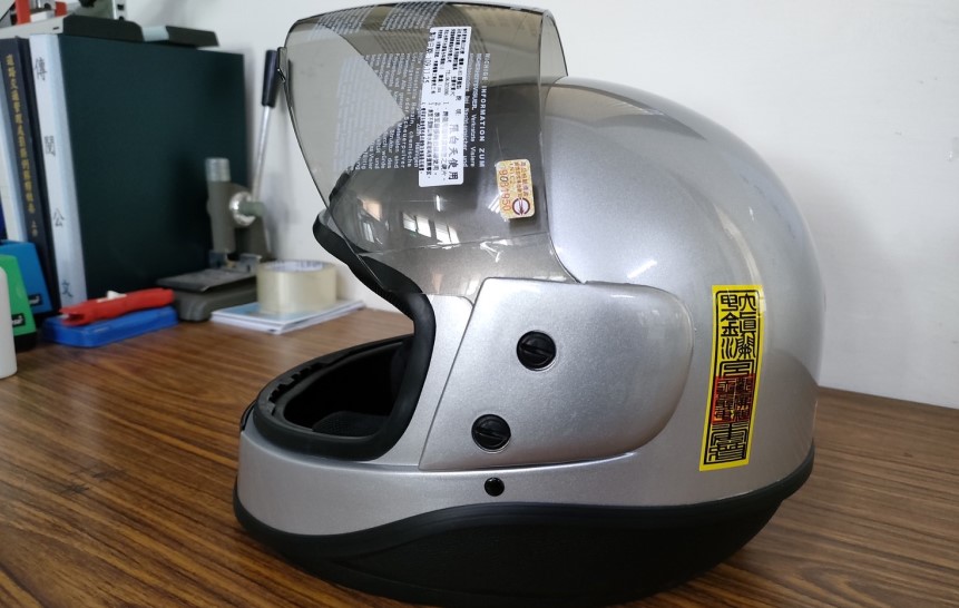 ▲大甲警分局特別準備50頂「媽祖祈福」全罩式安全帽,供違規未戴安全帽的長者及弱勢民眾使用 (圖/台中大甲分局 提供)