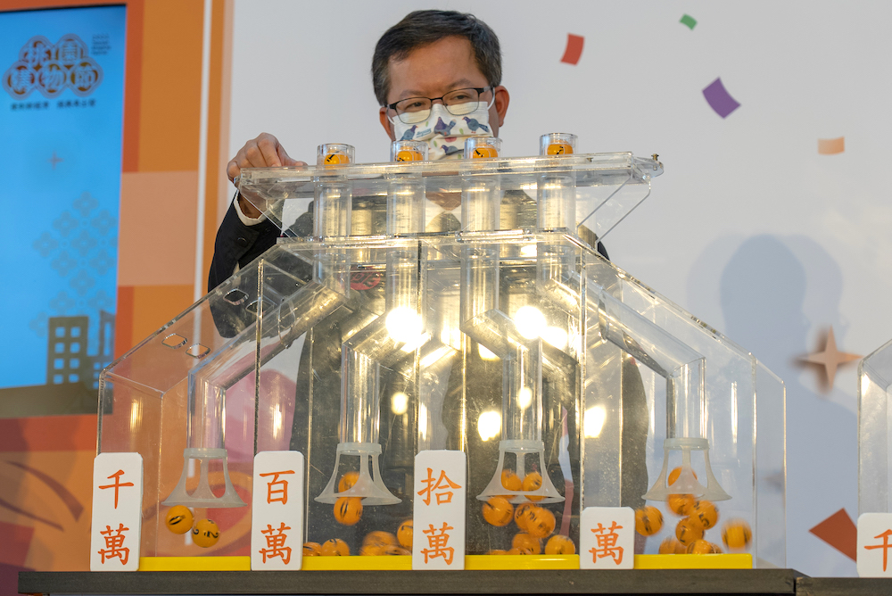 房屋汽車大獎得主出爐!桃園購物節成功落幕 150天創造150億商機 62 桃園市長鄭文燦抽獎