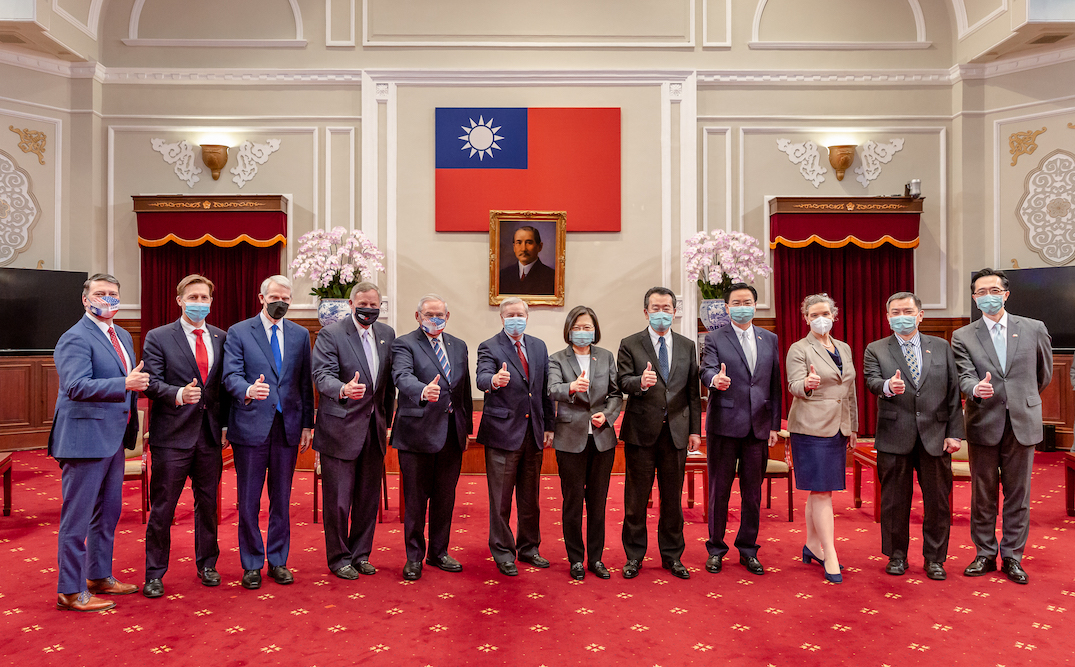 強烈回應美國訪台!中共宣佈台海周邊軍演 我外交部:捍衛自由民主 98 總統蔡英文4月15日接見美國參議員訪團,並進行合影。