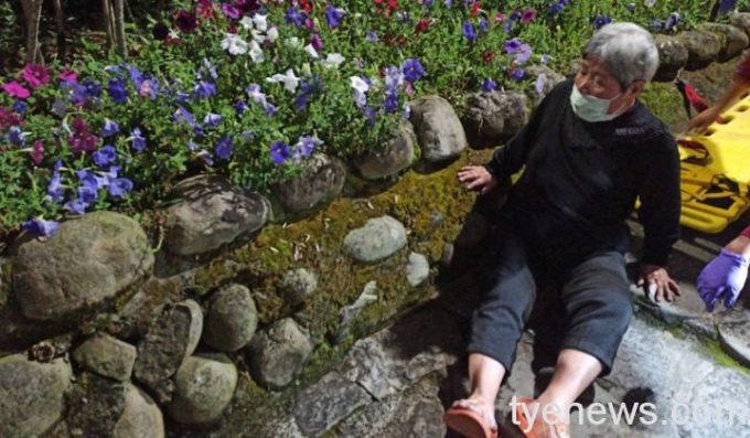 大溪警分局南雅派出所員警,協助老婦平安返家。圖:讀者提供