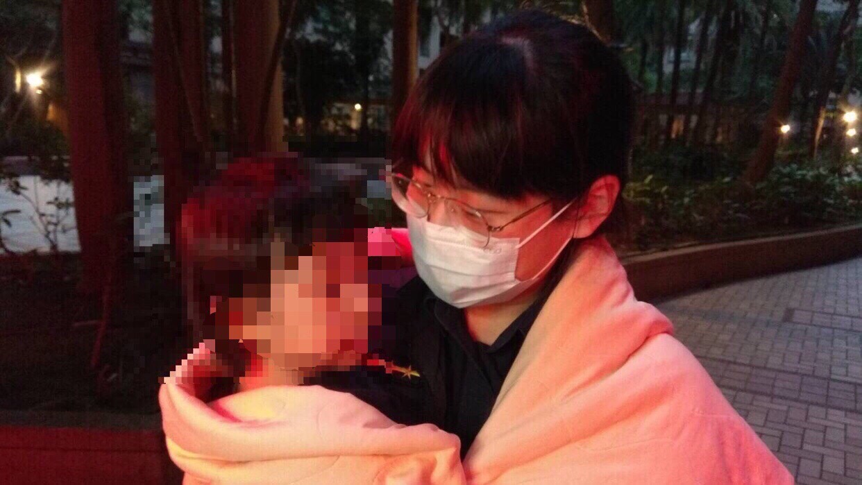 圖片說明:積穗所員警陳佩蓉、林瑞彬耐心安撫與照顧跌倒男童,家長揪甘心。(記者馬治薇翻攝)