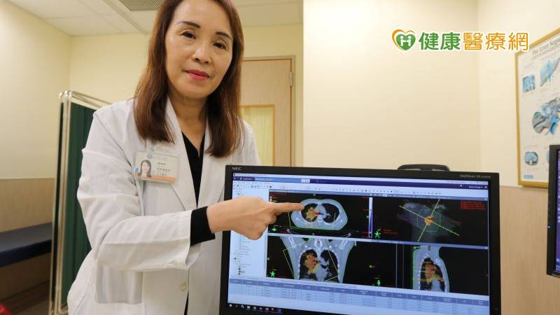 老菸槍咳血、後背痛 就醫驚見肺被惡魔之手搯住