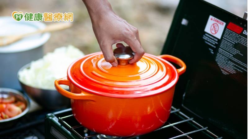裂縫、刮傷恐影響鍋壽命 揭曉琺瑯鑄鐵鍋「防鏽撇步」