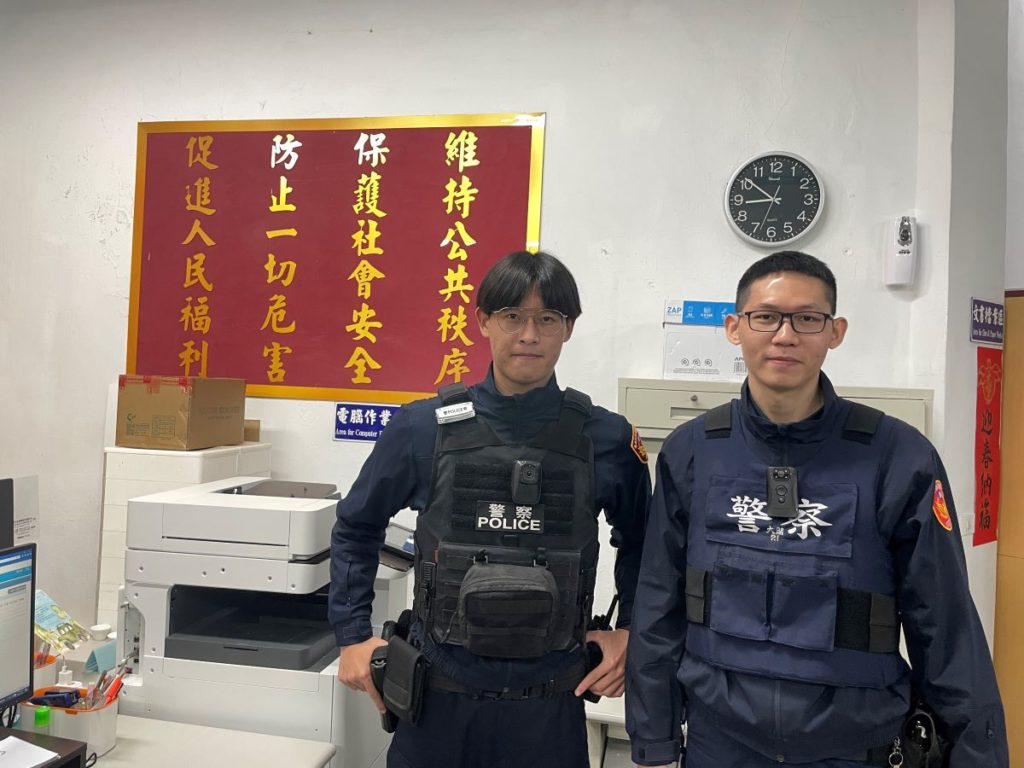 大湖派出所警員閻晁瑋(左)、謝承樺(右)