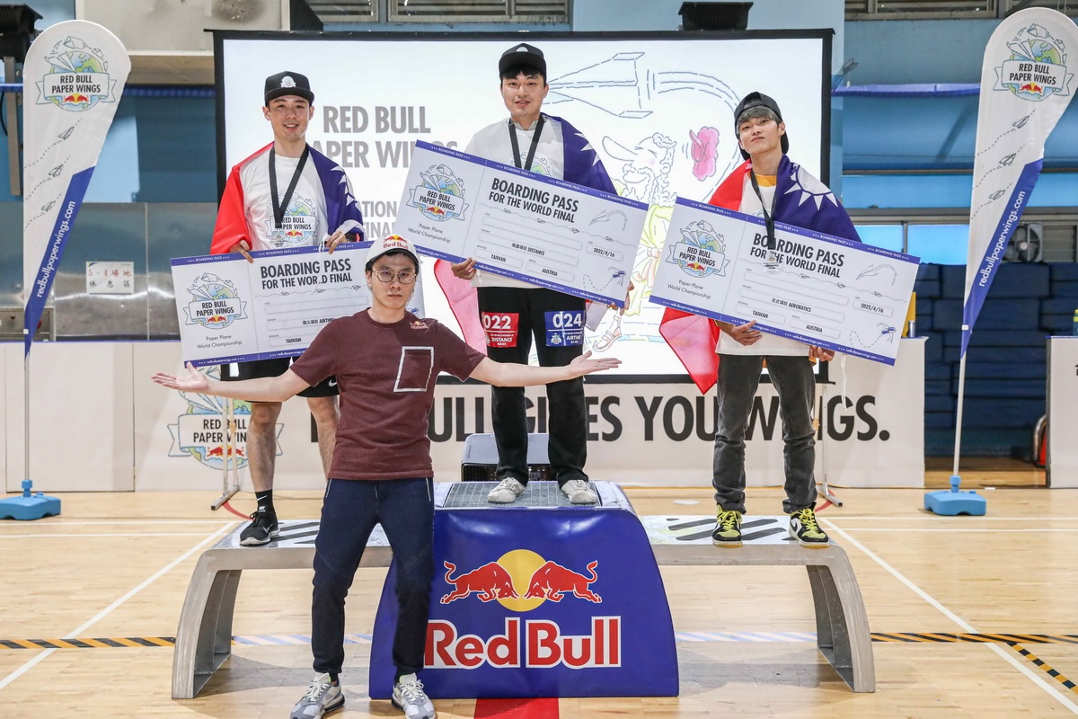 2022-Red-Bull-Paper-Wings世界紙飛機大賽台灣決賽三位冠軍與頒獎嘉賓-Red-Bull電競選手石油王合照（由左至右）飛久冠軍彭楷宸、飛遠冠軍沈立謙、花式冠軍馬成發.