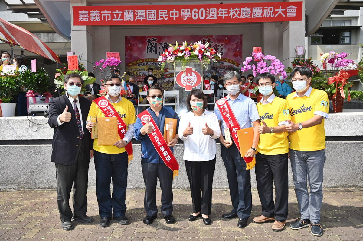 市長與前後三任嘉義市政府教育處長合照