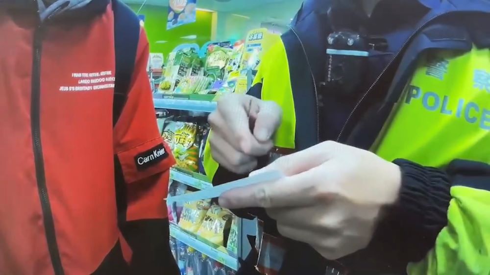 警員耐心勸說,請許男停止購買點數
