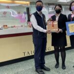 ▲台中商業銀行大甲分行日前協助員警成功攔阻詐騙,大甲警分局長吳燕山親自頒發感謝狀及禮品 (圖/台中大甲分局 提供)