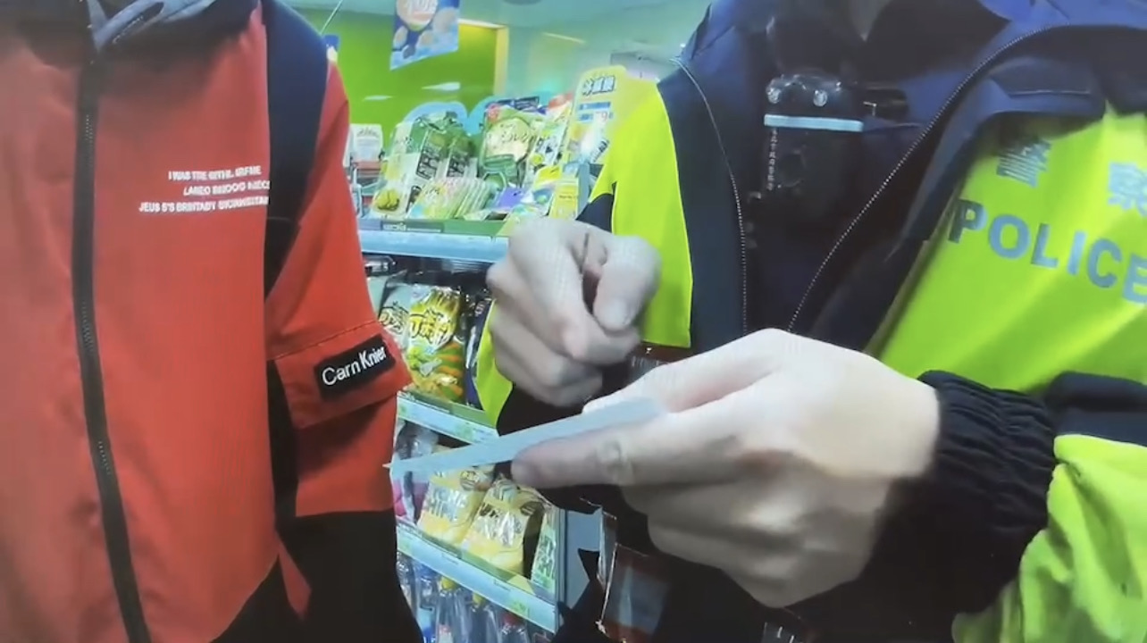 警員耐心勸說，請許男停止購買點數
