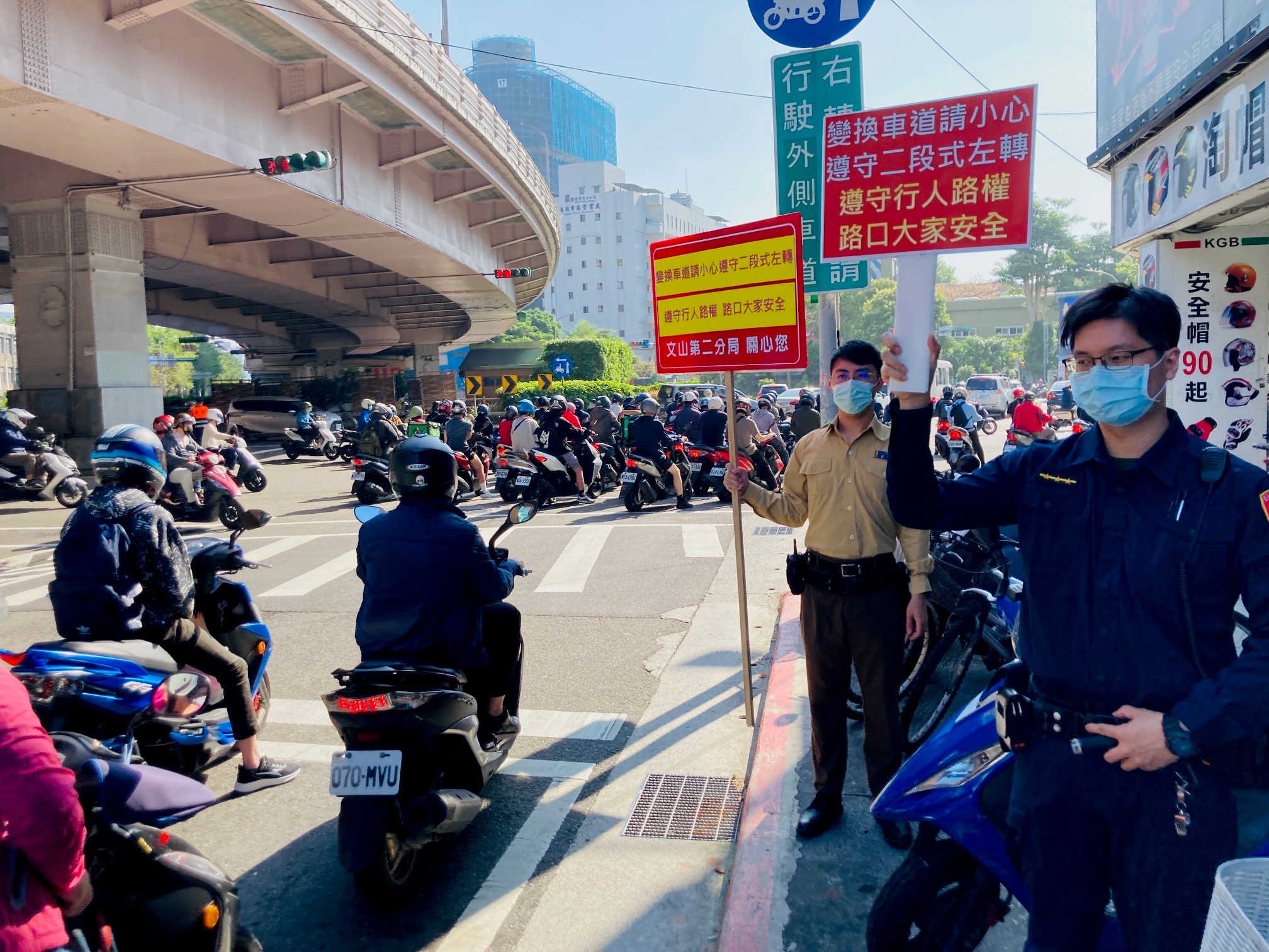 圖片說明:文二警至基隆路、羅斯福路口加強交通安全宣導。(記者趙靜姸翻攝)