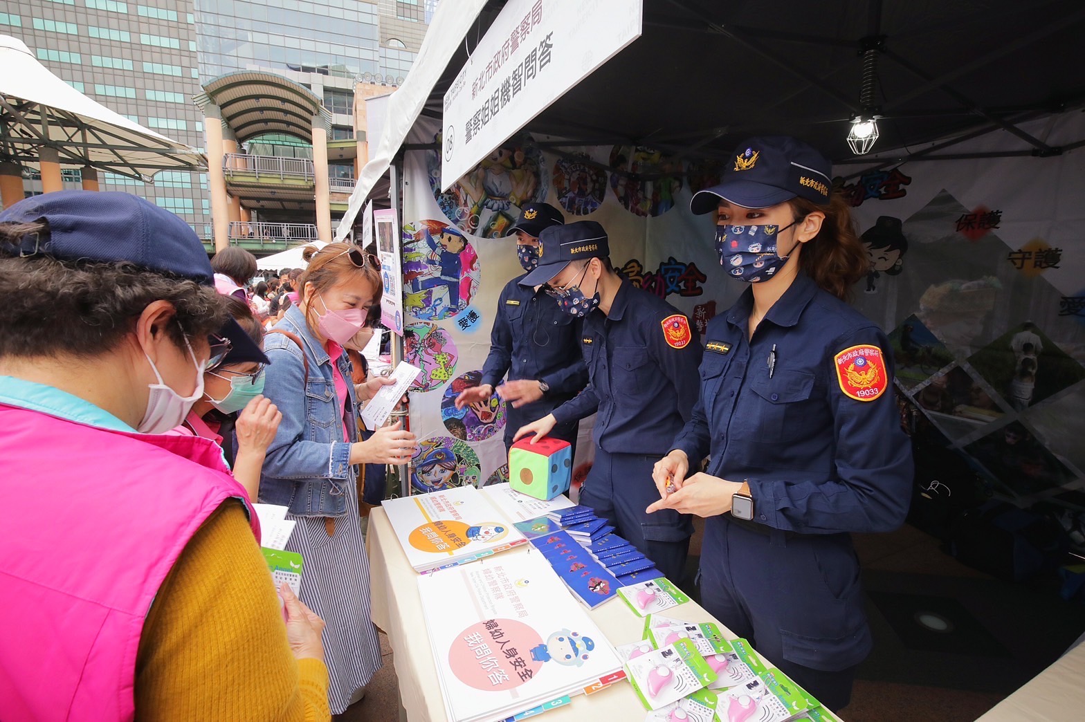 圖片說明:現場除小朋友最愛的射擊遊戲外,就屬警察姐姐說「恐龍多多」故事人氣最夯。(記者戴昱弘翻攝)
