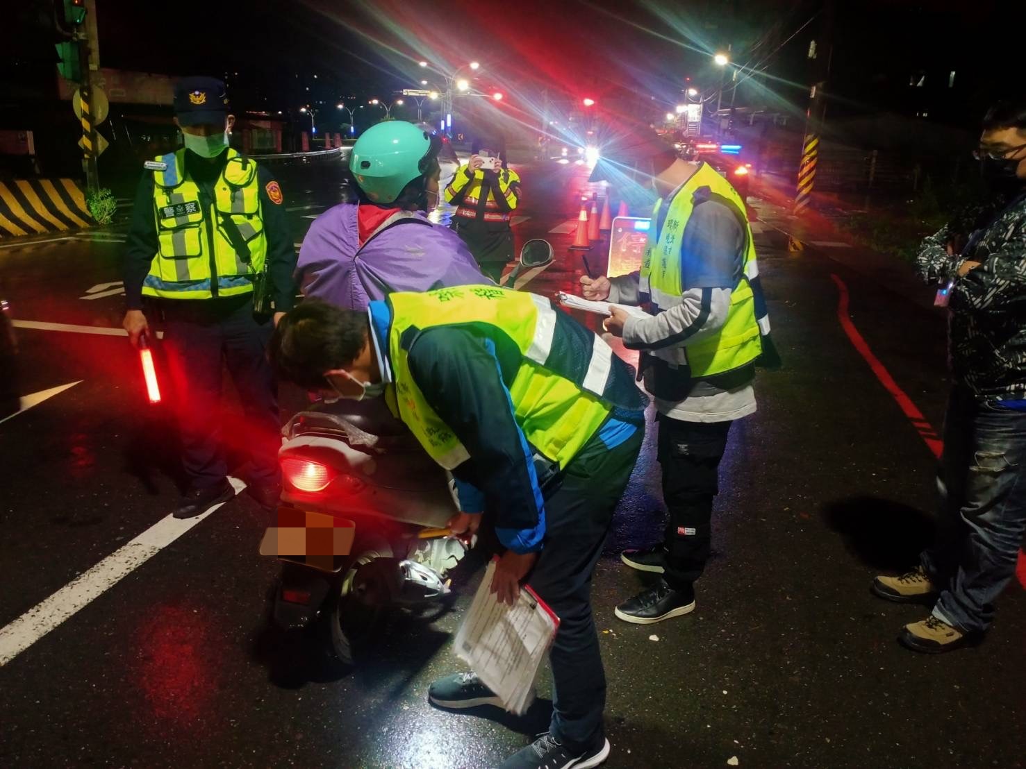 麥擱吵啊!周末夜淡水警環稽查取締改裝造車