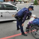 ▲陳姓老翁自行滑輪椅前往醫院看病,行至路口突感無力、暫坐路旁休息,員警獲報後前往關心 (圖/苗栗縣警察局 提供)