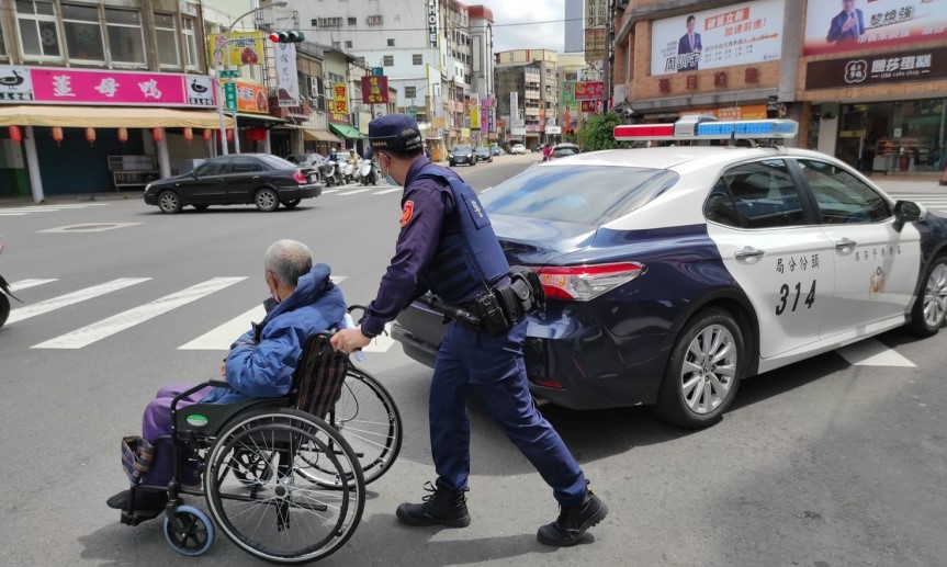 ▲員警了解老翁狀況後,立即挽袖推送老人至醫院看病 (圖/苗栗縣警察局 提供)