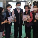 ▲豐原警藉由快打站勤務機會,與里長、志工一起向民眾進行反詐騙宣導 (圖/台中豐原分局 提供)