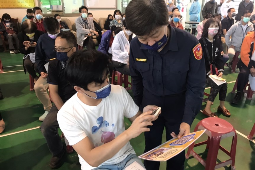 ▲豐原警把握機會宣導反詐騙觀念,多一人了解就少一人受騙的可能 (圖/台中豐原分局 提供)