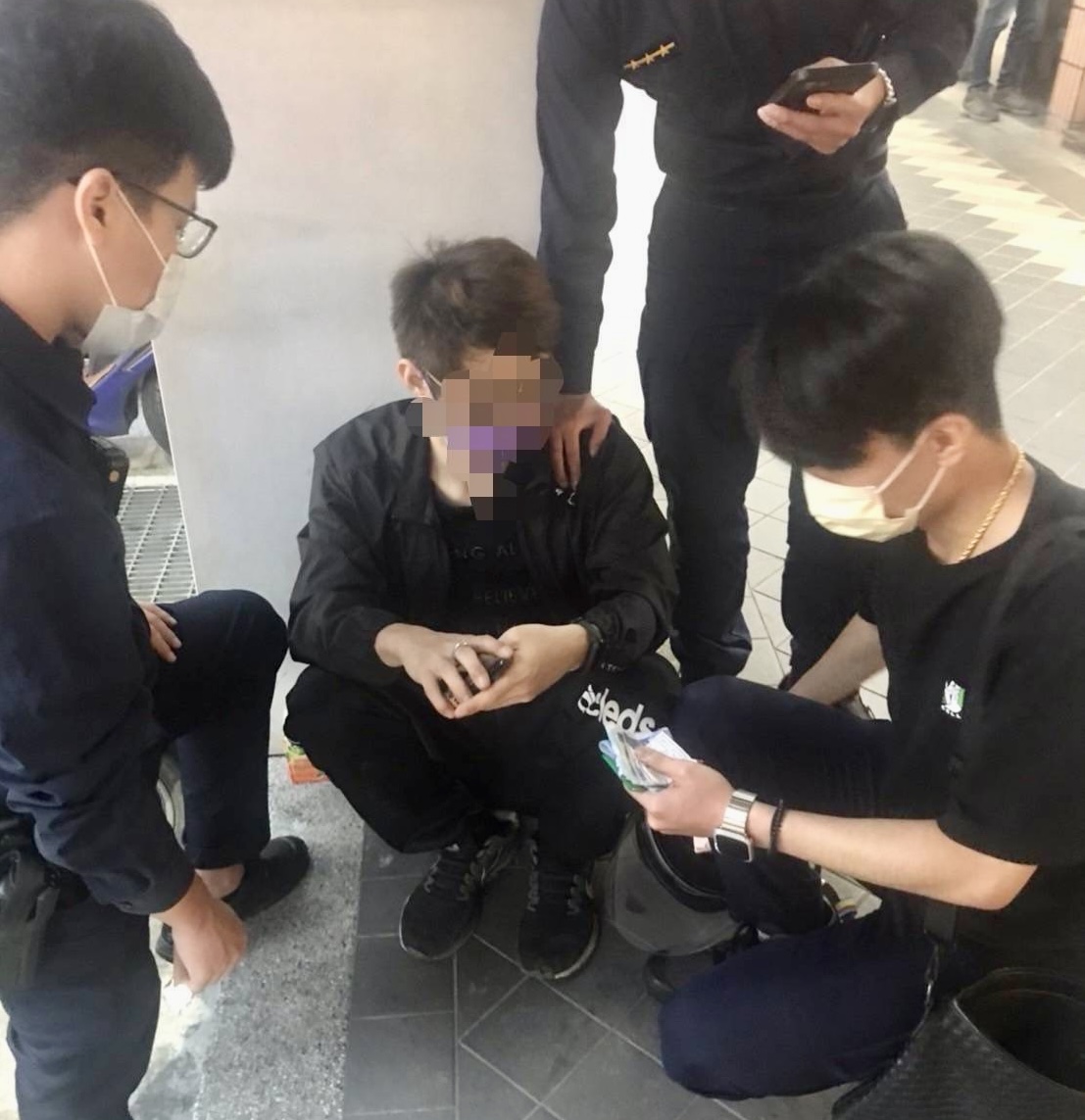 圖片說明:永和分局員警眼尖盤查一行跡可疑男子,發現為詐欺車手隨即逮捕。(記者馬治薇翻攝)