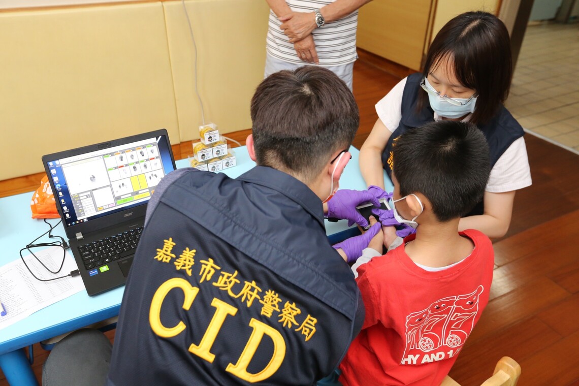 嘉市警指紋捺印建檔-由東捺到西 市民都安心