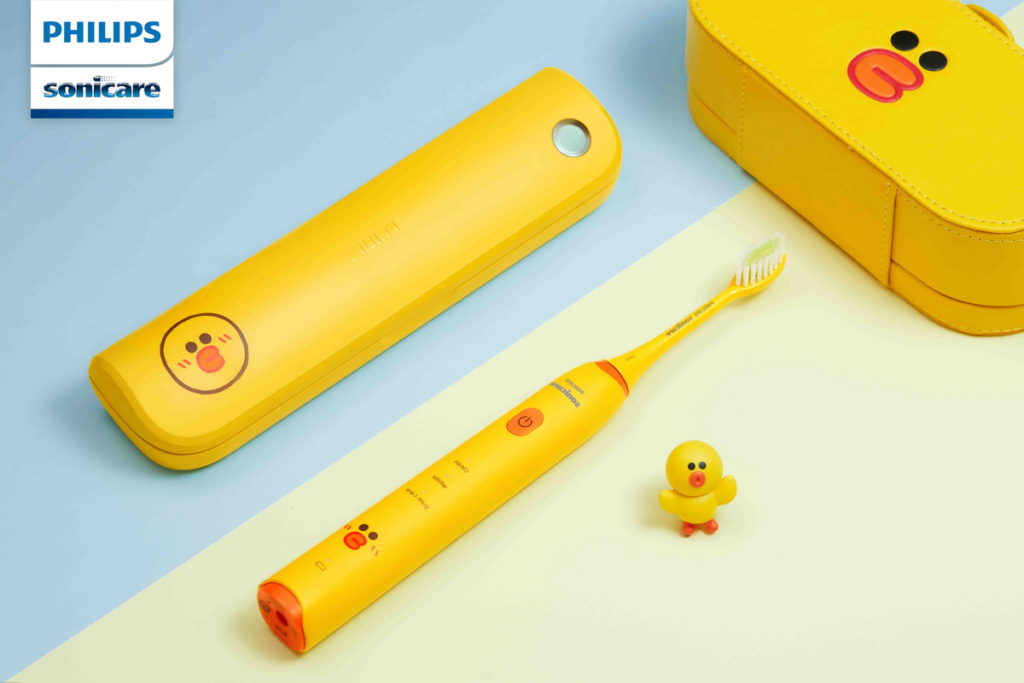 「Sonicare I LINE Friends聯名輕巧軟毛音波電動牙刷莎莉成人款」附有專屬旅行收納盒,超萌外型設計讓人看第一眼就愛不..