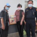 ▲獨居鄭姓婦人因痼疾惡化,迄今近10個月無法工作,一分局員警林志營協助轉介慈善機構,暫解燃眉之急 (圖/台中市警察局 提供)