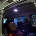 ▲員警攔查紅燈左轉廂型車,原來是後座老婦已昏迷攤坐、急需就醫 (圖/台中霧峰分局 提供)
