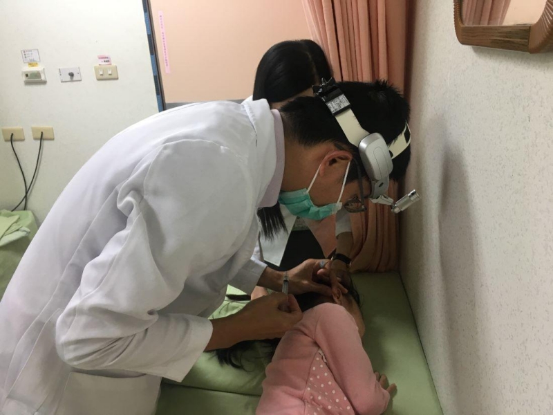 幼兒誤將異物塞耳朵 家長別急著自掏