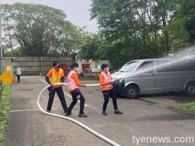 桃園市政府消防局第四大隊於龍潭區義美食品龍潭廠進行搶救演練。圖:讀者提供 桃園市政府消防局第四大隊於龍潭區義美食品龍潭廠進行搶救演練。圖:讀者提供