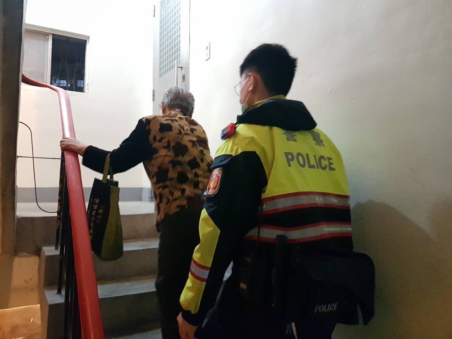 圖片說明:秀山所員警陳則佑、駱勳成護送老婦返家。(記者馬治薇翻攝)