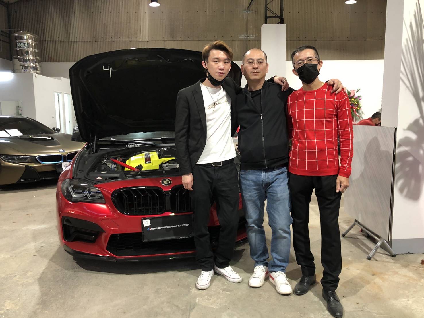 圖片說明:老闆顏嘉信(圖中)的兩位股東,綽號阿北(圖右)及阿Ken(圖左)分別是車子外觀及內部改裝的高手。(記者葉鈞宇攝)