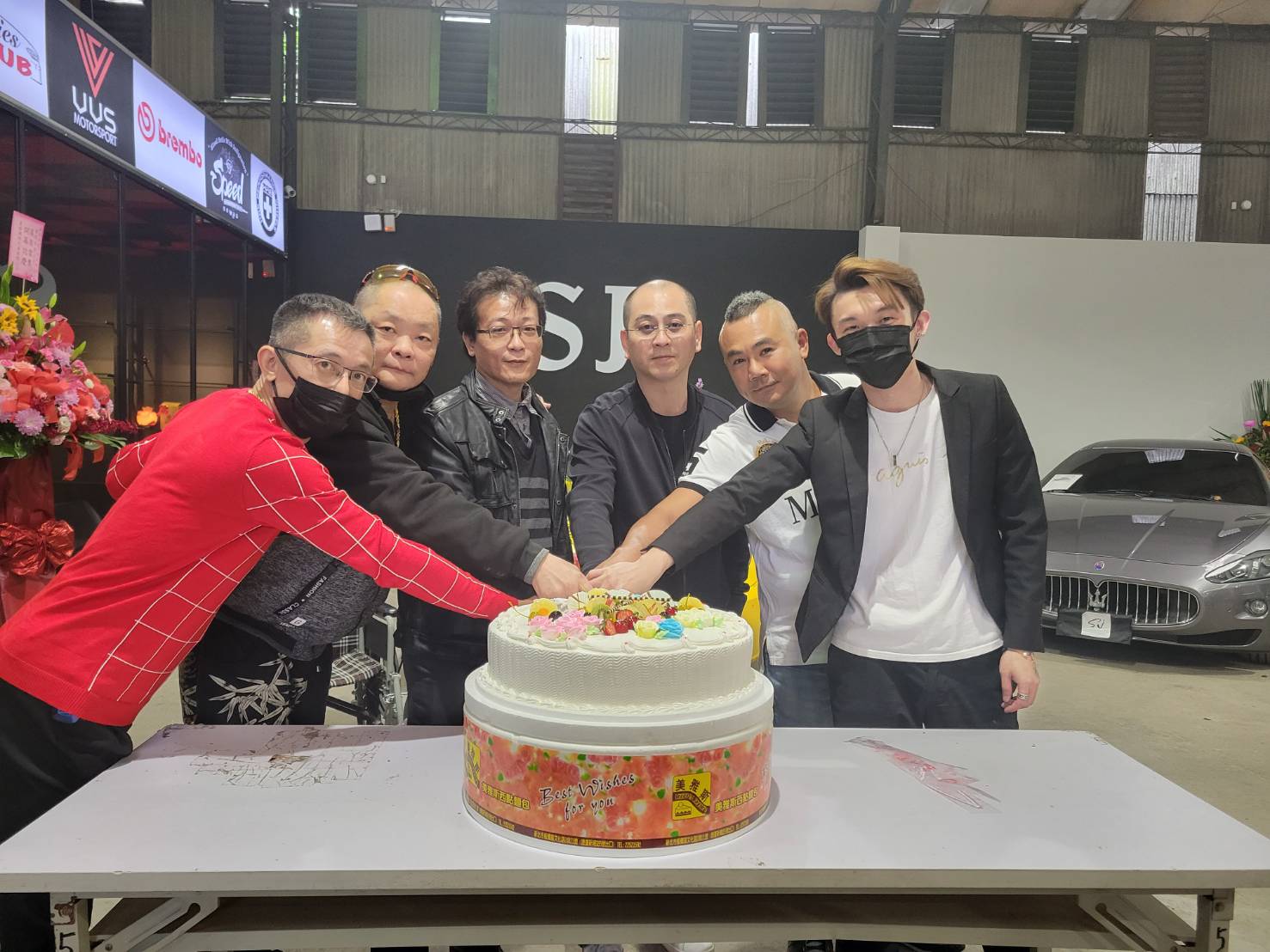 圖片說明:盛嘉(SJ)車業是由蘇丞岳、翁仁杰、顏鈺展、顏嘉信、阿樂、詹宗穎(由左至右)等各領域的好手合資開設。(記者葉鈞宇攝)
