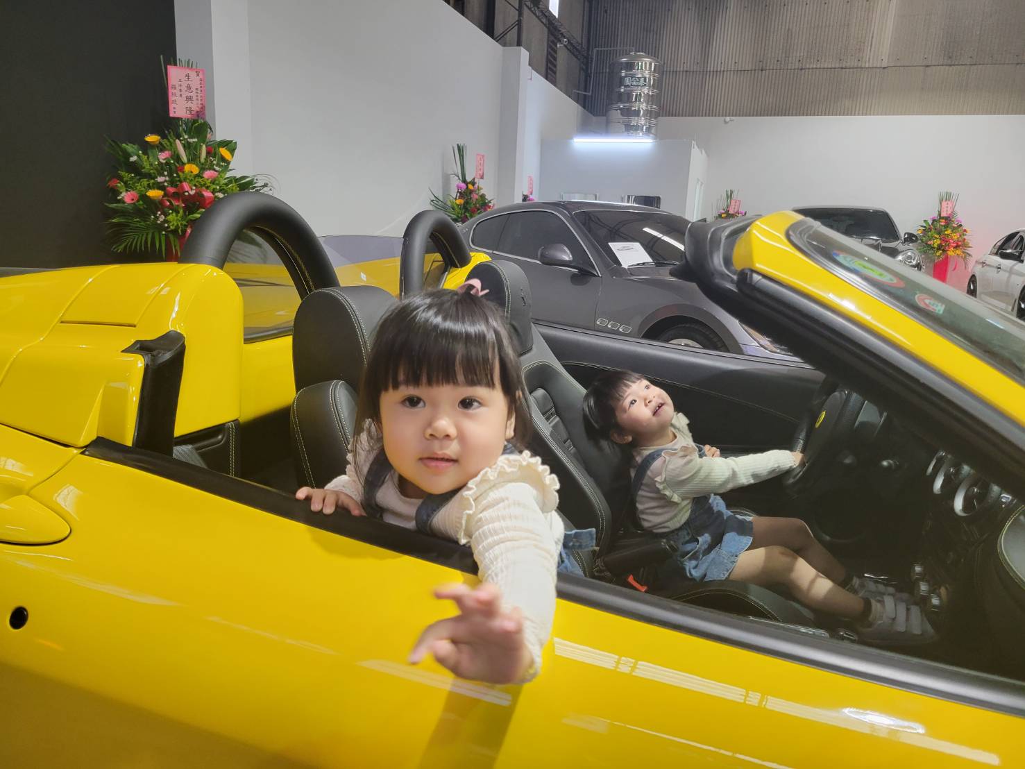 圖片說明:股東之一阿樂的一雙可愛女兒,在現場當起車模,可愛度破表。(記者葉鈞宇攝)