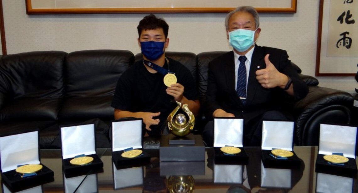 正修休運陳亮達泳奪7金 龔校長肯定優異表現