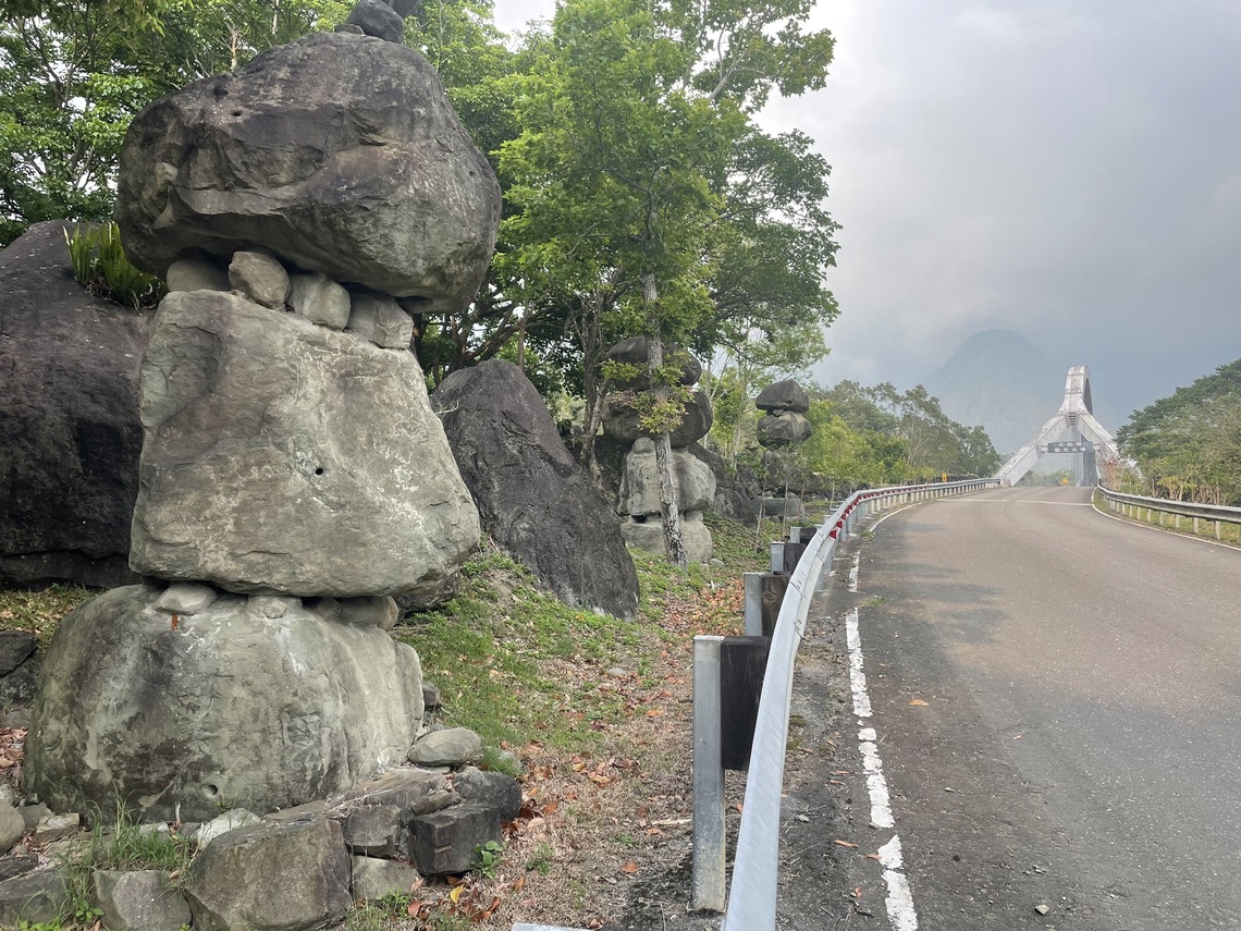 嘉義阿里山鄉豐山村在地ㄟ故事「平安石」-堆石頭,指明路