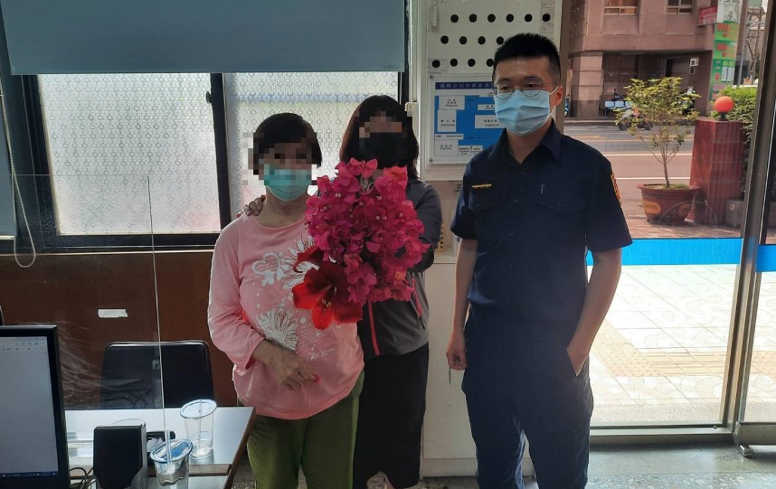 ▲員警找到人後,隨即通知家屬到派出所帶回母親 (圖/台中霧峰分局 提供)