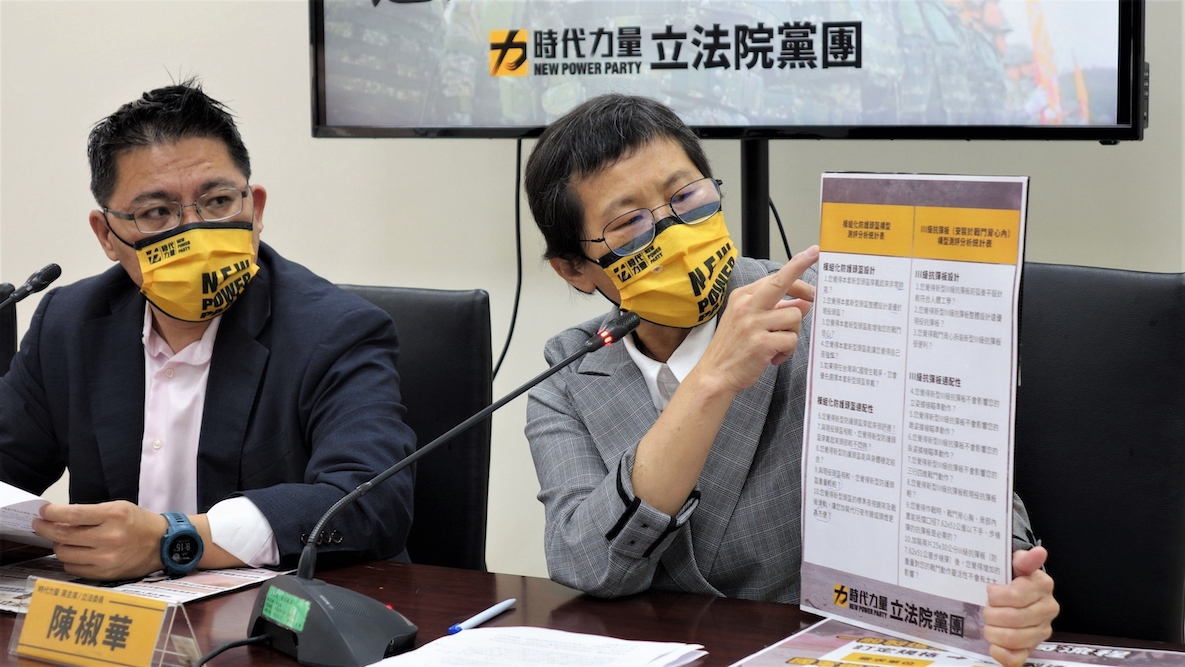 質疑國軍裝備難抗共軍子彈 時代力量要國防部檢討驗收標準 64 時代力量立委陳椒華(右)4月19日要求國防部檢討檢驗標準。