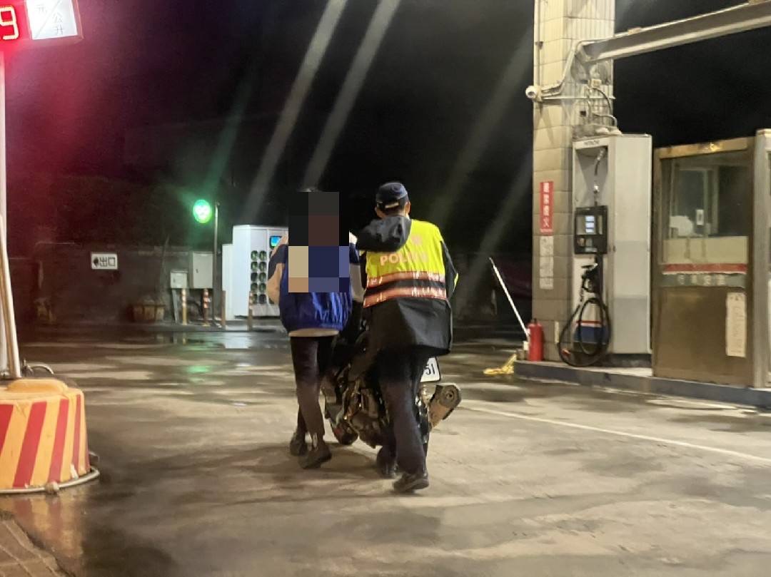 圖片說明:外社所所長石佳育及員警洪竟豪援助一名深夜顧車的男子。(記者宋紹誠翻攝)
