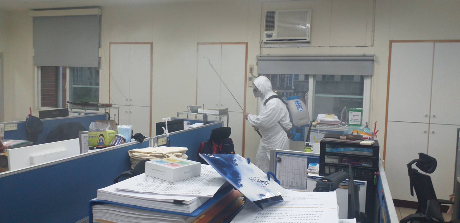 圖片說明:桃園分局發現16名員警確診新冠肺炎,緊急進行全面清消。(記者包克明翻攝)