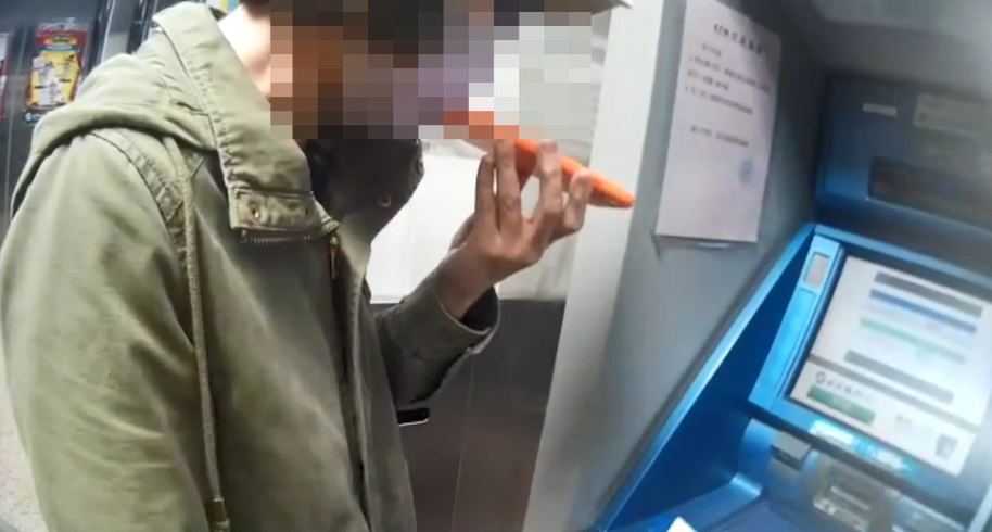 圖片說明:社后所員警巡邏時發現民眾疑似被詐騙,速上前阻止。(記者馬治薇翻攝)