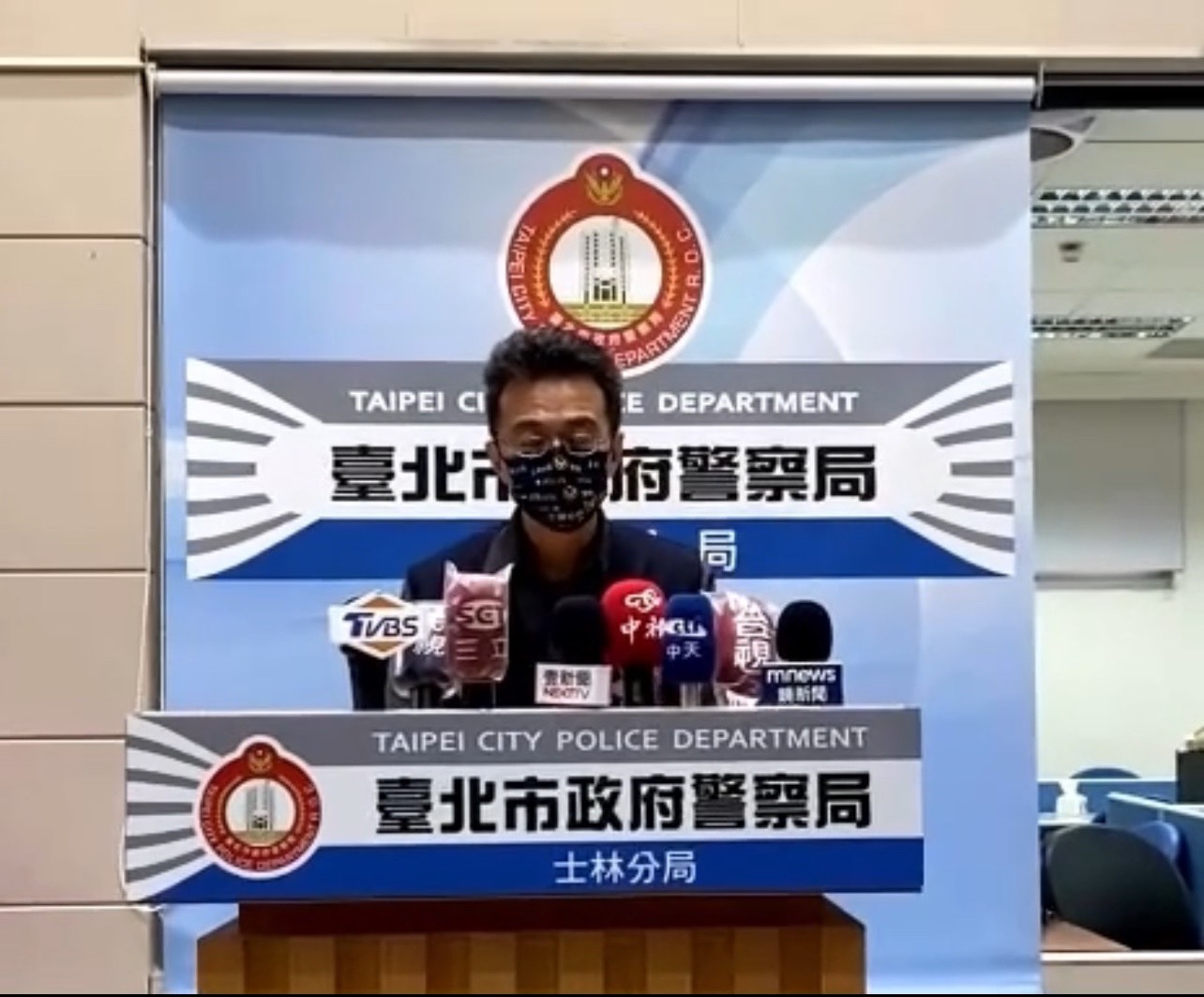 圖片說明:士林分局偵查隊隊長胡光興說明畫面。(記者林艾錡翻攝)
