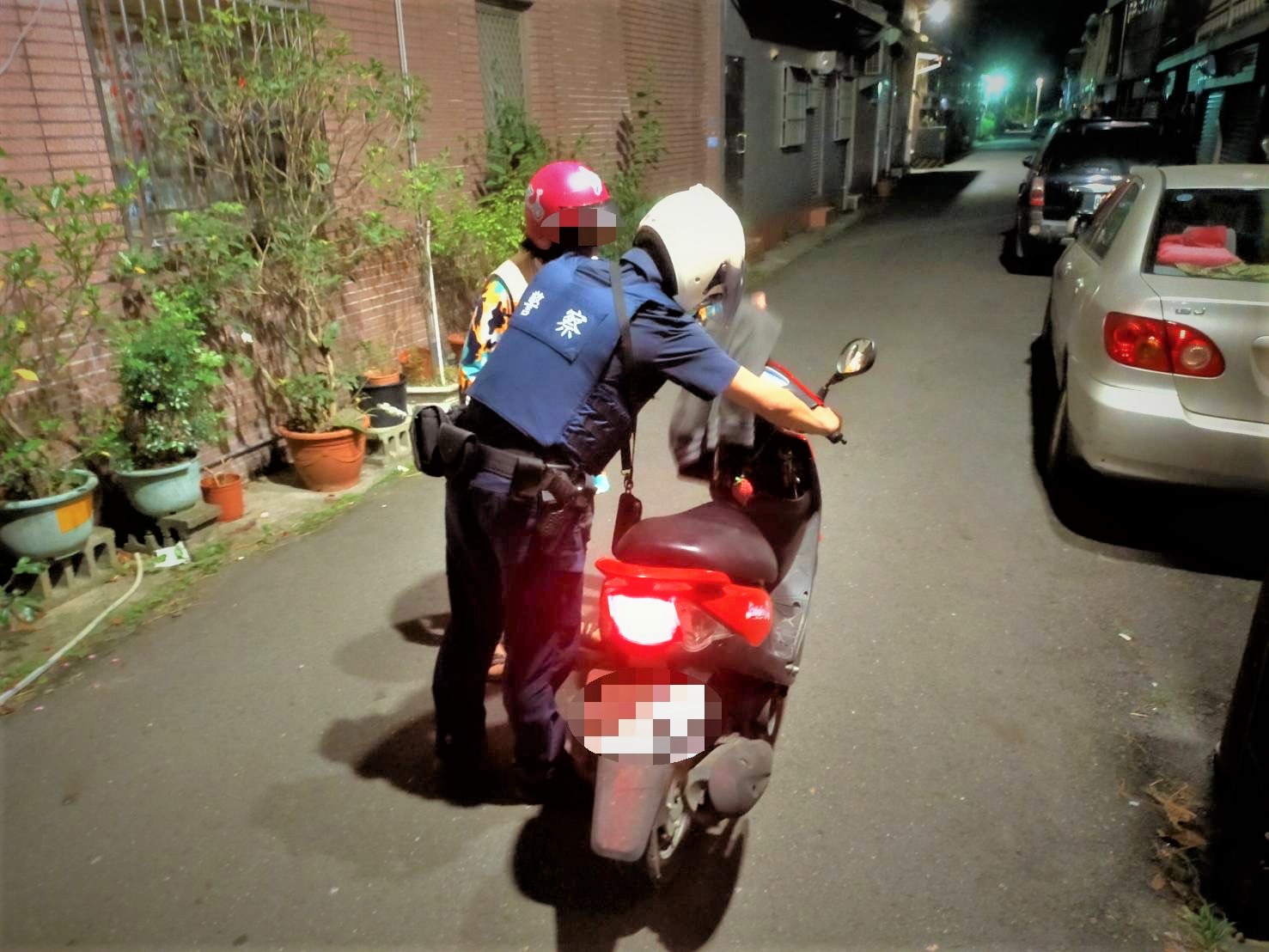 警助外出購物車故障婦人返家