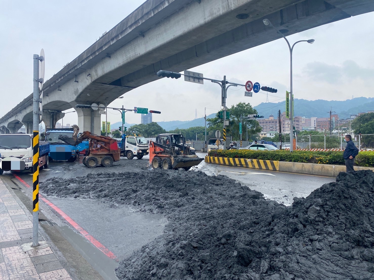 砂石車過彎廢土一瀉千里阻通行 警急調撥車道高效疏導排除障礙