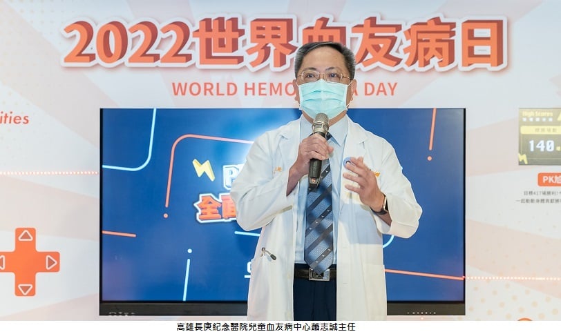 可能是 1 人、站立和文字的圖像