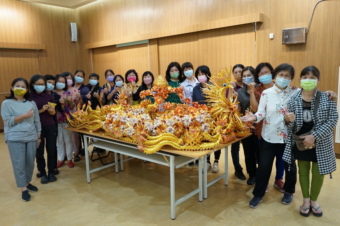 配天宮媽祖將遶境 朴子市樂齡長輩手作祈福鳳船獻媽祖祈福
