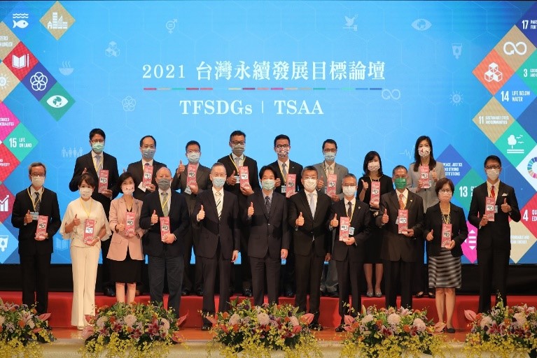 2022亞太暨台灣永續行動獎開放報名;圖為簡又新大使(前排左5起)、賴副總統、蔡其昌副院長與上屆台灣永續行動獎獲獎企業代表合影