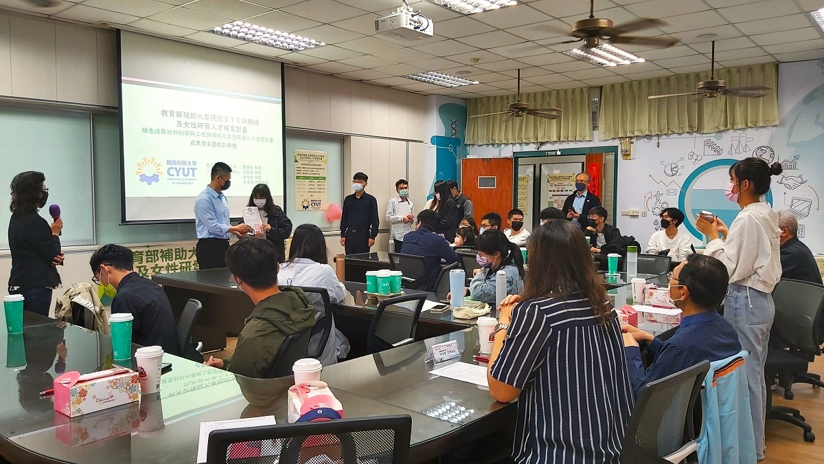 朝陽科大「綠色建築材料科學與工程跨領域及女性研發人才培育計畫」成果發表暨結訓典禮，朝陽科大理工院長楊錫賢、校友服務暨職涯發展處處長潘吉齡、應化系系主任錢偉鈞、石燕鳳教授、林美靜助理教授、營建工程系教授李明君為學員頒發學分證明以茲獎勵。（圖/陳惠玲攝影）
