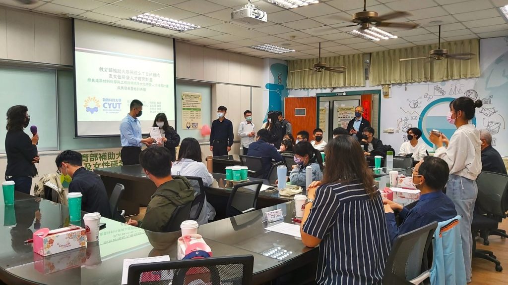 朝陽科大「綠色建築材料科學與工程跨領域及女性研發人才培育計畫」成果發表暨結訓典禮,朝陽科大理工院長楊錫賢、校友服務暨職涯發展處處長潘吉齡、應化系系主任錢偉鈞、石燕鳳教授、林美靜助理教授、營建工程系教授李明君為學員頒發學分證明以茲獎勵。(圖/陳惠玲攝影)