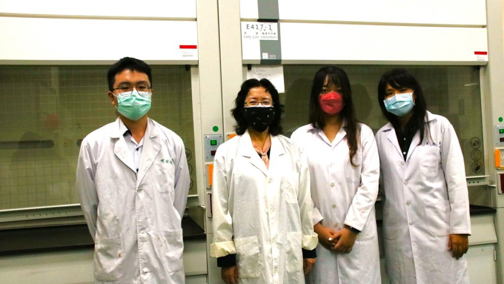 學生陳政廷、石燕鳳教授、學生許嘉怡、吳念倚在實驗室合影。(圖/陳惠玲攝影)