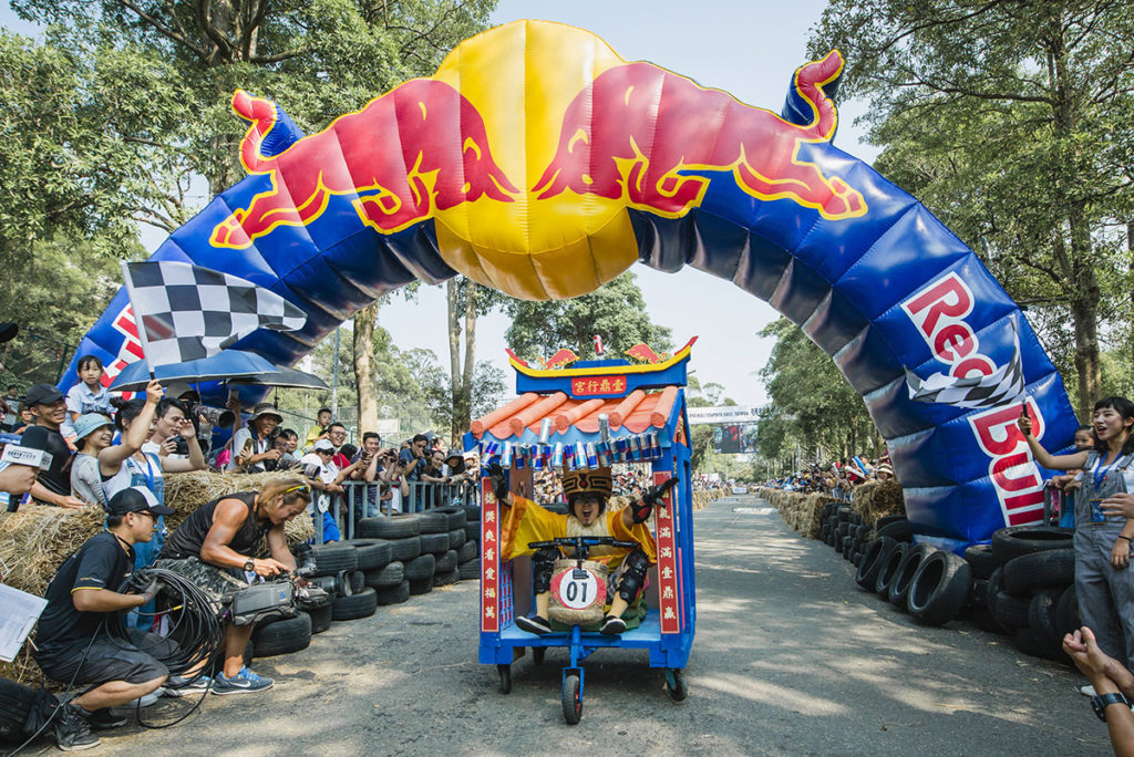 2017 Red Bull皂飛車參賽者發揮創意,連土地公都來湊一腳,2022台灣Red Bull 飛行日邀請民眾一同來「搞飛機」