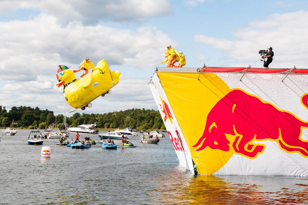 黃色小鴨落水不稀奇!2022台灣Red Bull 飛行日徵招全台狂人發揮創意,打造台灣特色飛機。(圖為2021瑞典Red Bull飛行日參賽隊伍)