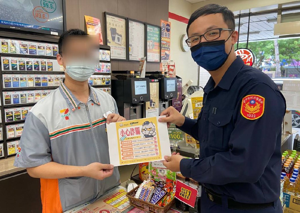 ▲繼中派出所員警施勇任至超商實施反詐騙宣導，從第一線直接攔阻詐騙   (圖/台中市警察局 提供) 